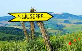 In 4 km Entfernung liegt die Fattoria Pieve a Salti mit Reitstall und Restaurant - Foto: Ingo Wandmacher